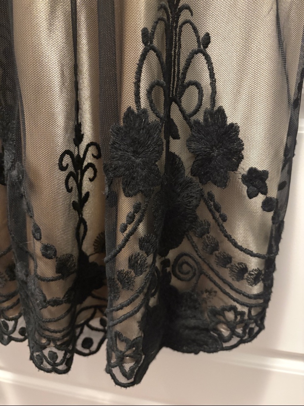✨ Dressbarn Collection Elegant Embroidered Mesh Dress Size 8 ✨ - Picture 7 of 9